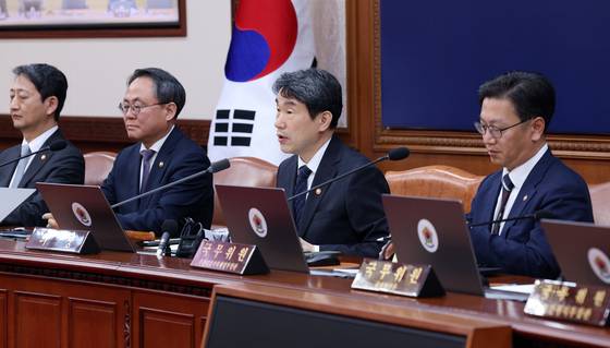 Acting president and Education Minister Lee Ju-ho delivers opening remarks during an emergency Cabinet meeting at the government complex in Jongno District, central Seoul, on May 2. [JOINT PRESS CORPS]