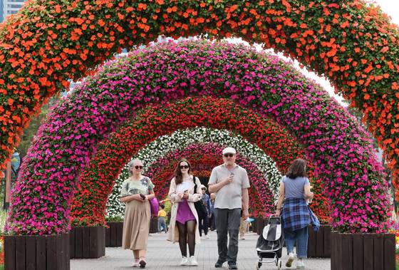Dasom Plaza at Busan Citizens Park hosts the 4th Busan Spring Flower Exhibition. [JOONGANG ILBO]