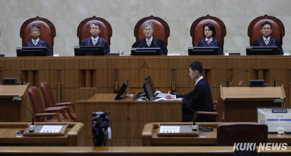 조희대 대법원장이 1일 오후 더불어민주당 이재명 대선 후보의 공직선거법 사건 전원합의체 선고를 위해 서울 서초구 대법원 대법정에 입장해 장내 정돈을 선언하고 있다. 유희태 기자 