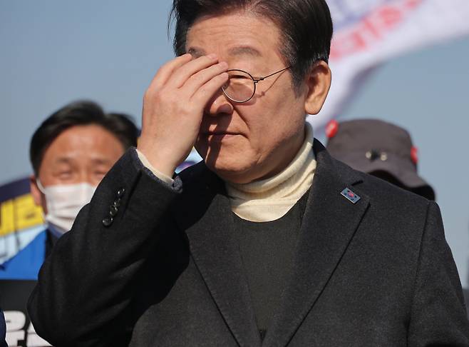 이재명 더불어민주당 대선 후보가 3월 19일 방탄복을 착용한 채 윤석열 대통령 파면 촉구 국회의원 도보행진에 참석해 있다. 연합뉴스