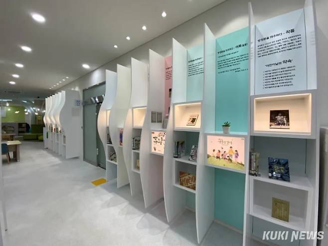 방정환 특화존과 방정환 문학상 작품, 현대 어린이 잡지를 전시하는 교문방정환도서관 1층 공간.구리시 제공&nbsp;