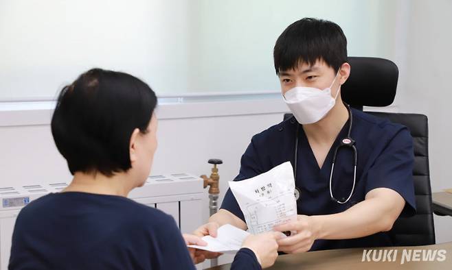 봉오의원 군의관이 지역주민에게 약 복용방법을 설명하고 약을 건내주고 있다.(육군 15사단 제공)