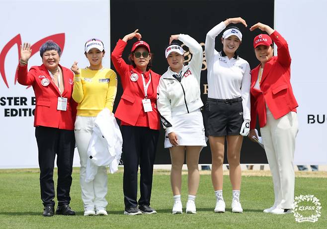 크리스에프앤씨 제47회 KLPGA 챔피언십 2라운드에서 선수 소개를 진행한 역애 우승자와 25조 선수들이 포즈를 취했다. KLPGA 제공