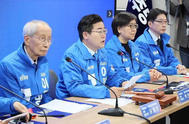 더불어민주당 박찬대 총괄선대위원장이 2일 서울 여의도 중앙당사에서 열린 중앙선거대책위원회의에서 발언하고 있다. 연합뉴스
