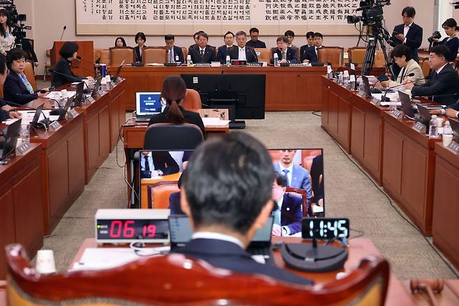 2일 국회에서 열린 법제사법위원회 전체회의에서 배형원 법원행정처 차장이 질의에 답하고 있다. 연합뉴스