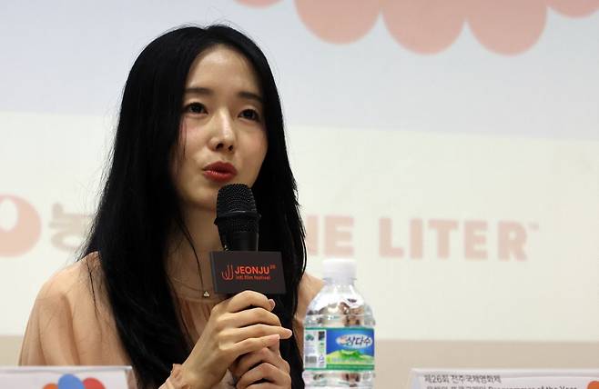 제26회 전주국제영화제가 열리고 있는 2일, 전북 전주시 완산구 전주중부비전센터에서 열린 'J스페셜: 올해의 프로그래머' 기자회견에서 배우 겸 감독 이정현이 기자들의 질문에 답하고 있다. 연합뉴스