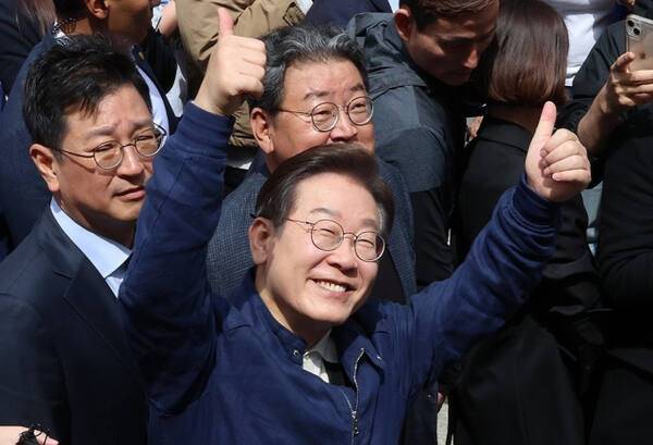 이재명 더불어민주당 대선 후보가 2일 '골목골목 경청투어' 접경지역 방문해 강원도 화천군 중앙로 거리에서 지지자들을 향해 엄지를 치켜세우고 있다. 연합뉴스