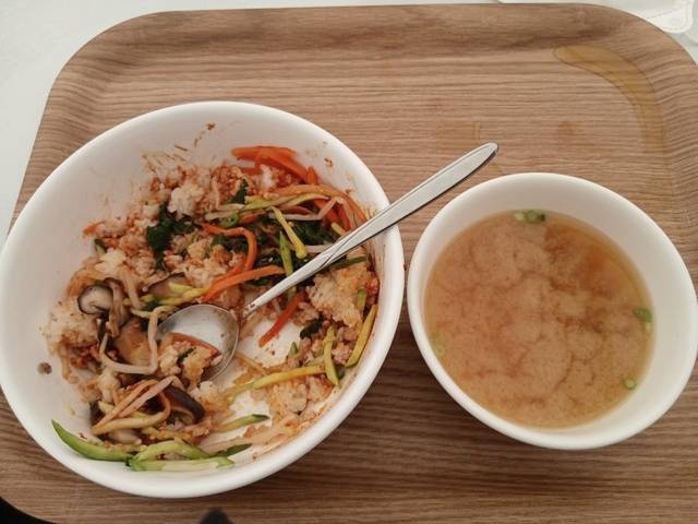 지난 1일부터 여주시 신륵사국민관광지에서 열리고 있는 여주도자기 축제장 천막식당에서 판매되는 1만원짜리 여주쌀 비빕밥. 독자 제공