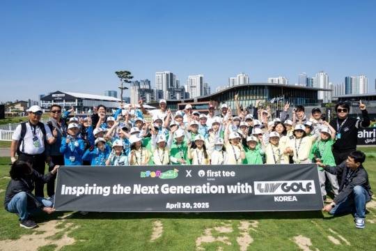 한국 청소년 골퍼들과 시간을 보낸 LIV 골프. 사진[연합뉴스]