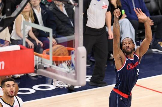 커와이 레너드의 슛. 사진[EPA=연합뉴스]