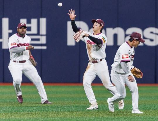 문보경의 타구 놓치는 키움. 사진[연합뉴스]