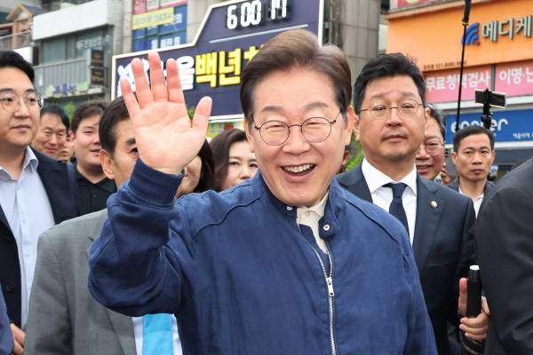 ▲지난 1일 이재명 대선 후보가 전국 각지에서 민심을 듣는 '골목골목 경청투어'를 시작하며 경기도 포천 중앙로에서 시민들을 만나며 인사하고 있는 모습. ⓒ연합뉴스