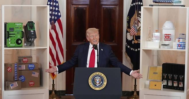 지난달 30일(현지시간) 도널드 트럼프 대통령이 대미 투자를 약속한 주요 글로벌 기업 최고경영자를 백악관에 초청해 진행한 ‘미국 투자’ 행사에서 발언하고 있다. 트럼프 대통령은 초청 대상 중 호세 무뇨스 현대차 사장의 이름을 가장 먼저 거론하며 “생큐”라고 인사했고, 참석 대상이 아닌 삼성전자를 거론하며 “삼성조차 관세를 이겨내기 위해 매우 큰 공장을 건설할 것이라는 얘기를 들었다”고 환영했다. AP연합뉴스