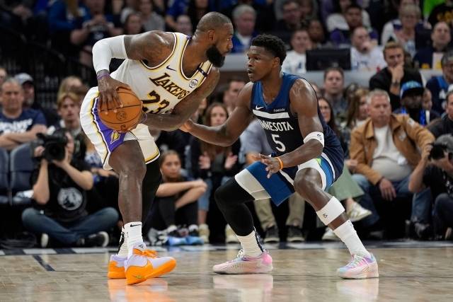 르브론 제임스(좌)는 앤서니 에드워즈와 뜨겁게 경쟁했다. 사진=AP=연합뉴스