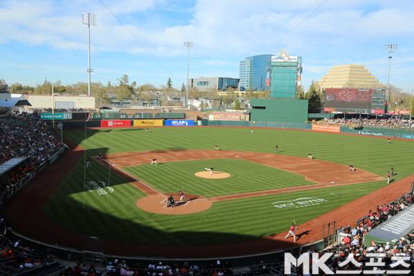 샌프란시스코와 트리플A 팀 새크라멘토의 시범경기가 열린 서터 헬스 파크.  이번 시즌 이곳에서는 트리플A 리버캣츠와 메이저리그 구단 어슬레틱스가 함께 홈경기를 치른다. 사진(美 새크라멘토)= 김재호 특파원