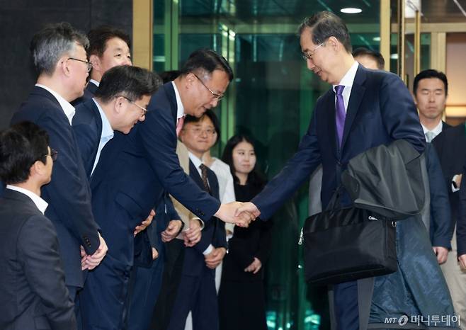 총리직 사퇴를 발표한 한덕수 대통령 권한대행 국무총리가 1일 서울 종로구 정부서울청사에서 열린 퇴임식을 마치고 직원들과 악수를 하고 있다. 2025.05.01. /사진=뉴시스 /사진=고범준