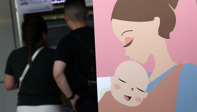 ▲서울 시내 지하철에 임산부와 아기 그림이 그려진 안내문구가 게시돼 있다. /사진=뉴스1