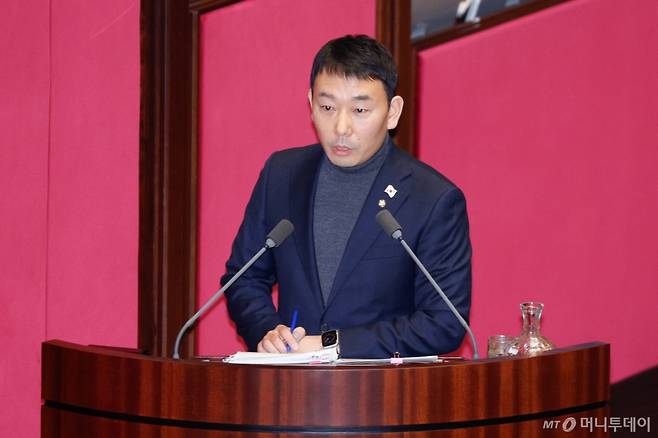 김용민 더불어민주당 의원이 13일 오후 서울 여의도 국회에서 열린 제422회국회(임시회) 제5차 본회의에서 최상목 대통령 권한대행 부총리 겸 기획재정부 장관에게 경제에 관한 대정부 질문을 하고 있다. 2025.2.13/뉴스1  Copyright (C) 뉴스1. All rights reserved. 무단 전재 및 재배포,  AI학습 이용 금지.