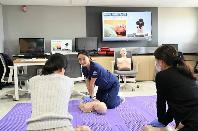 황승연 방사선사가 병원에서 실전에 대비한 심폐소생술 훈련을 받고 있다.   /사진=한양대병원
