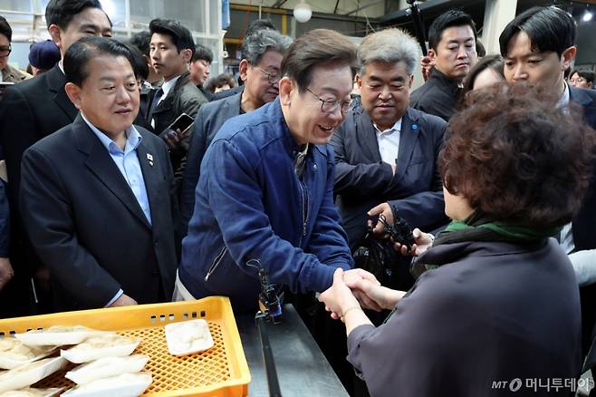 [철원=뉴시스] 조성우 기자 = 민심을 청취하는 '경청 투어'에 나선 이재명 더불어민주당 대선후보가 2일 오전 강원도 철원군 동송전통시장을 찾아 떡집 상인을 격려하고 있다. 2025.05.02. xconfind@newsis.com /사진=조성우
