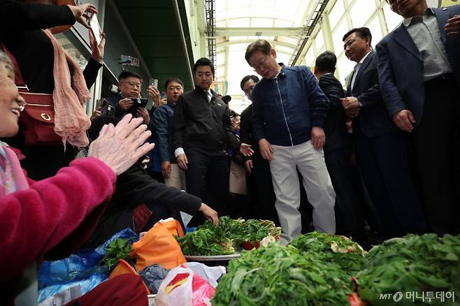[인제=뉴시스] 조성우 기자 = 이재명 더불어민주당 대선 후보가 '골목골목 경청투어' 접경지역 방문 이틀째인 2일 강원도 인제군 원통전통시장에서 나물을 파는 할머니와 대화를 하고 있다. 2025.05.02. xconfind@newsis.com /사진=조성우