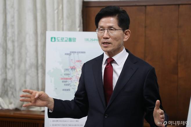 (청주=뉴스1) 김용빈 기자 = 김문수 국민의힘 대선 경선 후보가 1일 충북도청에서 취재진 질문에 답하고 있다. 2025.5.1/뉴스1  Copyright (C) 뉴스1. All rights reserved. 무단 전재 및 재배포,  AI학습 이용 금지. /사진=(청주=뉴스1) 김용빈 기자