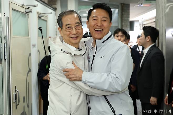 제21대 대통령 선거에 출마한 한덕수(왼쪽) 전 총리가 2일 서울 종로구 주민공동시설 '새뜰집' 온기창고에서 오세훈 서울시장과 포옹하고 있다. (공동취재) 2025.05.02. /사진=뉴시스 /사진=