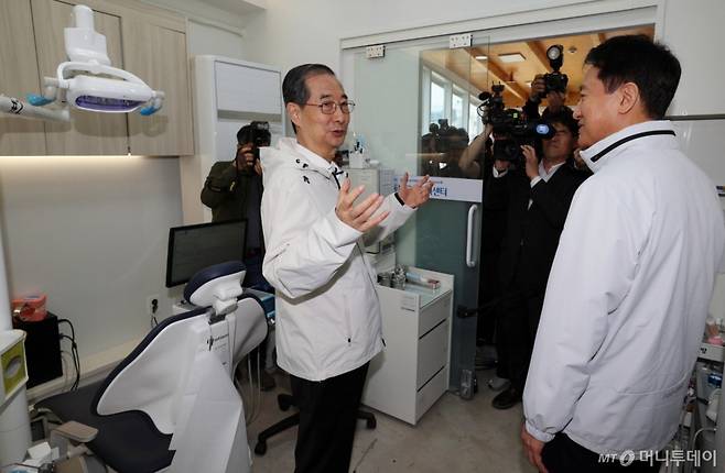 제21대 대통령 선거에 출마한 한덕수 전 총리가 2일 서울 종로구 주민공동시설 '새뜰집' 에서 오세훈 서울시장과 대화를 하고 있다. (공동취재) 2025.5.2/사진=뉴스1  /사진=(서울=뉴스1) 김명섭 기자