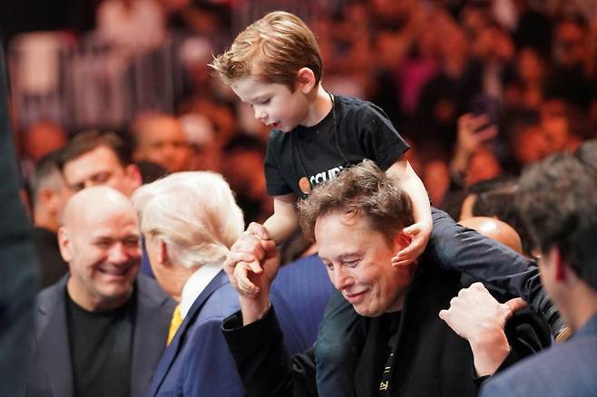 일론 머스크 테슬라 최고경영자(CEO)가 테슬라 경영에 더 집중할 전망이다. 사진은 머스크 CEO와 아들이 UFC 경기를 관람하기 위해 도널드 트럼프 대통령과 도착한 모습./사진=로이터