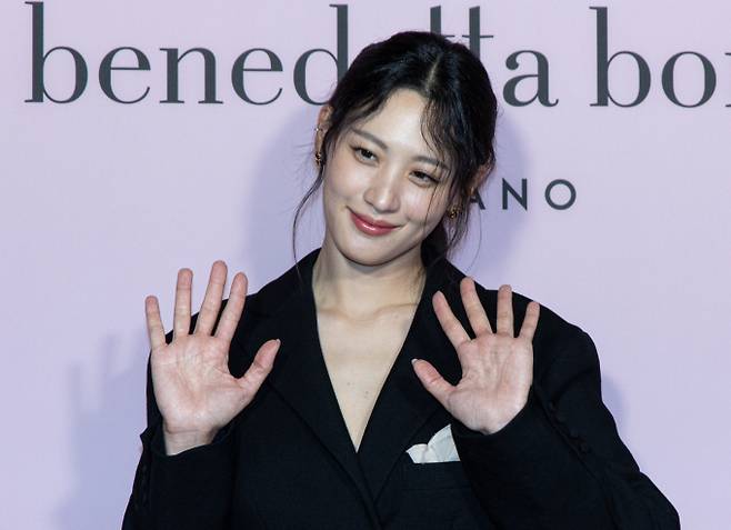 배우 수현이 사람엔터테인먼트에 새둥지를 틀었다. 사진은 지난해 10월22일 배우 수현이 서울 강남구 더클래스 청담에서 열린 한 패션 슈즈 브랜드 포토콜 행사에 참석해 포즈를 취하고 있는 모습. /사진=뉴스1