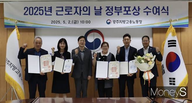 '2025년 근로자의 날 정부포상 수여식'이 끝난 후 이동영 광주지방고용노동청장(왼쪽 세번째)과 수상자들이 기념촬영을 하고 있다/사진=광주고용노동청 제공.