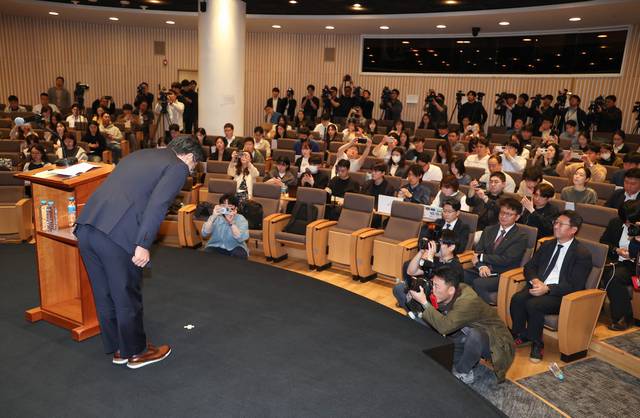 유영상 SK텔레콤 대표이사가 2일 서울 중구 SKT타워에서 열린 유심 정보 유출 관련 일일 브리핑에서 고개 숙여 사과하고 있다.  연합뉴스