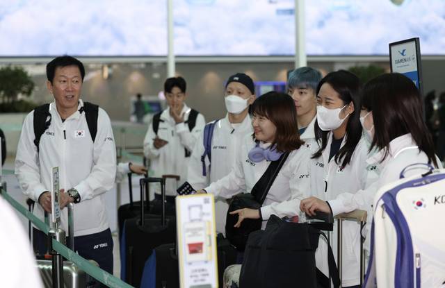 박주봉(왼쪽) 배드민턴 대표팀 감독과 선수들. 뉴시스