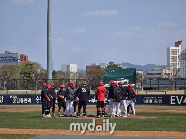 KIA 선수들과 이범호 감독/광주=김진성 기자 kkomag@mydaily.co.kr