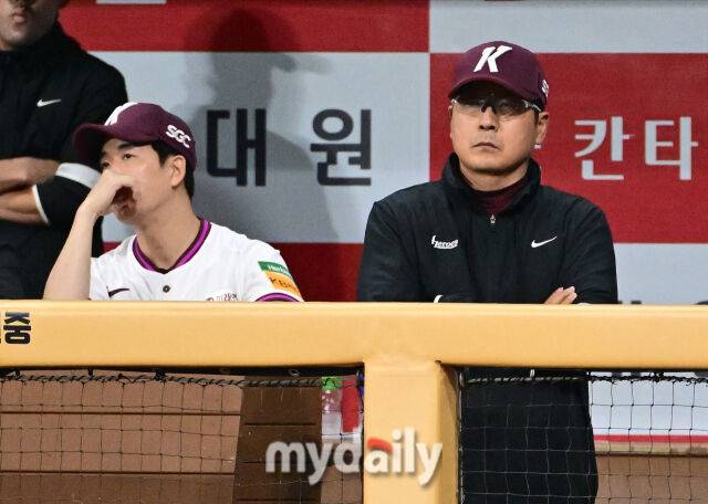 2025년 4월 22일 오후 서울 고척스카이돔에 진행된 '2025 신한 SOL뱅크 KBO 리그' 두산 베어스와 키움 히어로즈의 경기. 키움 홍원기 감독이 경기를 지켜보고 있다./마이데일리