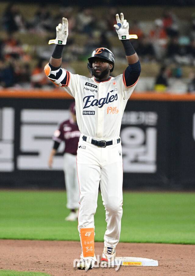 2025년 4월 11일 오후 대전 한화생명 볼파크에서 진행된 '2025 신한 SOL뱅크 KBO 리그' 키움 히어로즈와 한화 이글스의 경기.한화 플로리얼이 5회말 1사 후 2루타를 친 뒤 기뻐하고 있다./마이데일리