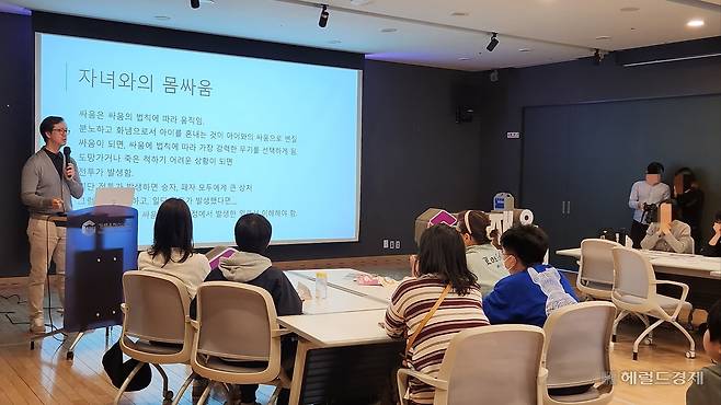 지난 4월 30일 서울 서대문구 가재울청소년센터에서 열린 ‘청소년 미디어 과의존 치유를 위한 프로그램’에 학생들이 참여하고 있다. 안효정 기자.