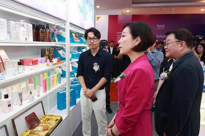 오영주(가운데) 중소벤처기업부 장관, 박성효(오른쪽) 소상공인시장진흥공단 이사장이 지난해 8월 베트남 하노이에 오픈한 소공인 뷰티 상설매장을 둘러보고 있다. [중기부 제공]