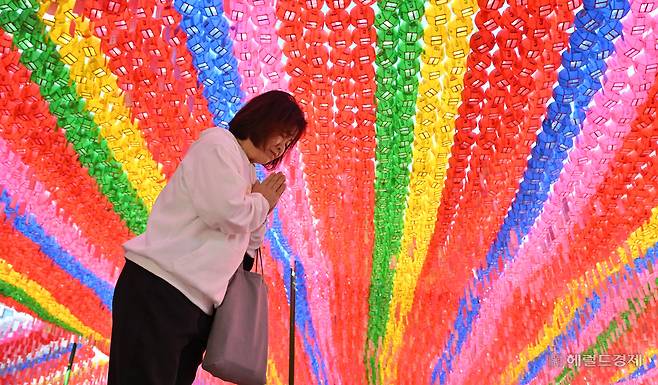 부처님 오신 날을 사흘 앞둔 2일 오전 서울 종로구 조계사를 찾은 한 신도가 기도를 드리고  있다. 임세준 기자