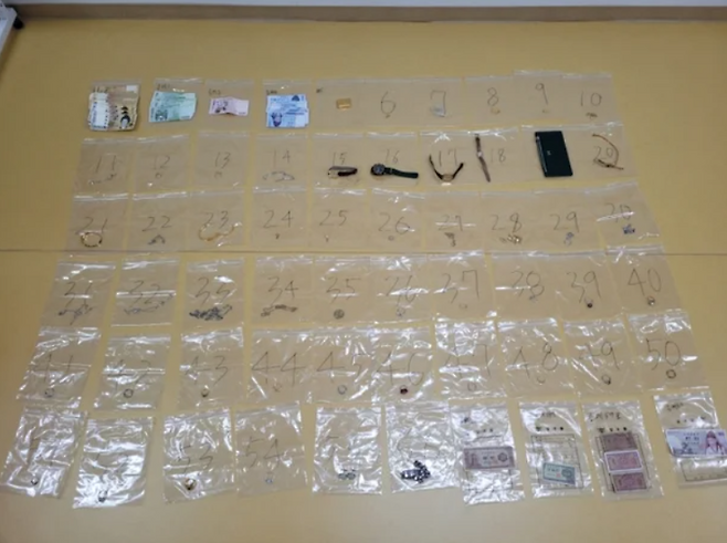 경찰이 A씨 주거지에서 압수한 현금과 절도 물품. [서울 강남경찰]