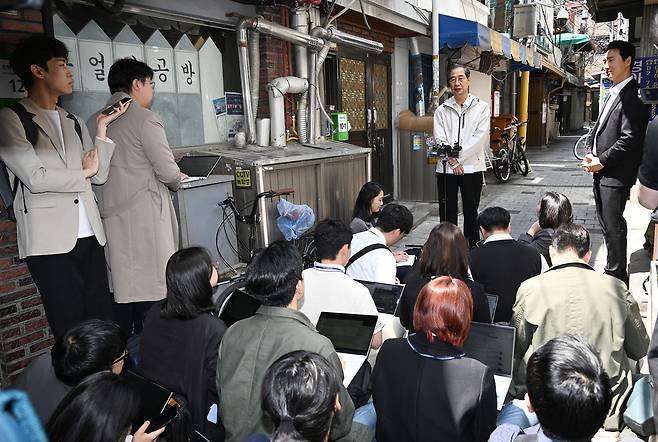 한덕수 전 국무총리가 2일 서울 종로구의 한 식당에서 오세훈 서울시장과 오찬 간담회를 마치고 백브리핑을 하고 있다. [연합]