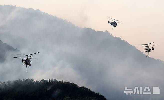[대구=뉴시스] 이무열 기자 = 대구 북구 함지산 산불이 재발화한 30일 오후 대구 북구 산불 현장에서 산불 진화 헬기가 분주히 움직이고 있다. 2025.04.30. lmy@newsis.com