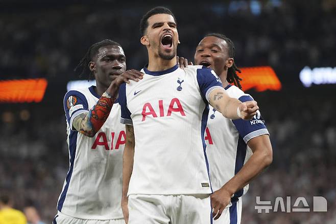 [런던=AP/뉴시스] 잉글랜드 프로축구 프리미어리그(EPL) 토트넘 홋스퍼의 도미닉 솔란케(가운데). 2025. 5. 1.