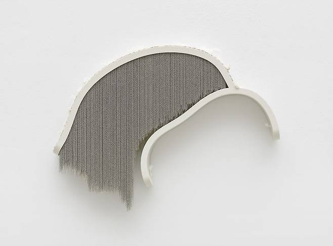 강서경(1977–2025) 〈산 #24-10〉2023–2024Painted steel, chain, silk, threadApprox. 55 x 74 x 8 cmCourtesy of the artist and Kukje Gallery사진: 안천호이미지 제공: 국제갤러리 *재판매 및 DB 금지