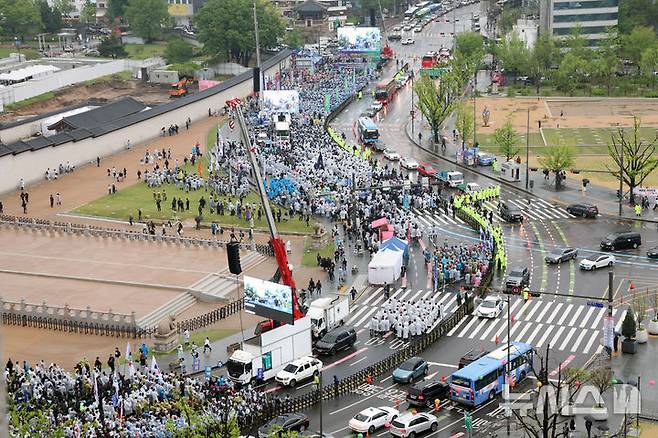 [서울=뉴시스] 배훈식 기자 = 한국노동조합총연맹 조합원들이 1일 오후 서울 종로구 광화문 앞에서 제135주년 세계노동절 한국노총 전국노동자대회를 하고 있다. 2025.05.01. dahora83@newsis.com