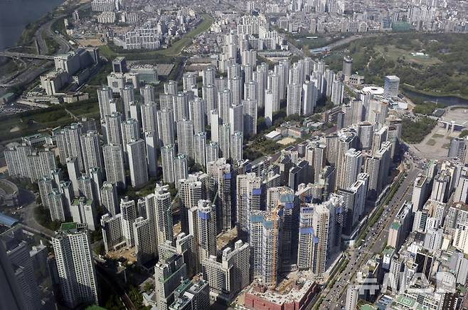 [서울=뉴시스] 최동준 기자 = 지난 달 28일 서울 시내 아파트 단지 모습. 2025.04.28. photocdj@newsis.com