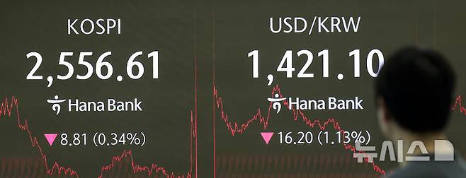 [서울=뉴시스] 정병혁 기자 = (기사와 무관한 사진) 지난달 30일 서울 중구 하나은행 딜링룸에서 직원들이 업무를 보고 있다. 2025.04.30. jhope@newsis.com