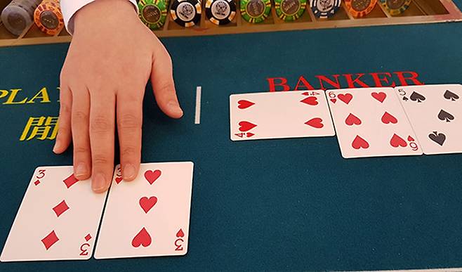 카지노 바카라 테이블에서 딜러가 게임을 진행하고 있는 모습.(사진=뉴시스) *재판매 및 DB 금지