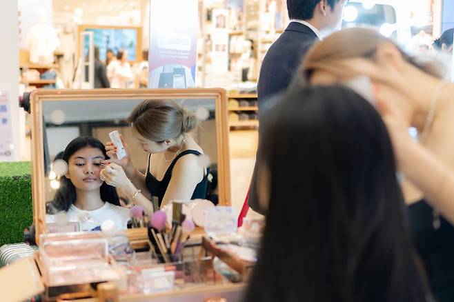 [서울=뉴시스] 지난달 25일(현지시간) 필리핀 마닐라 쇼핑몰  SM 아우라에서 열린 '2025 K-뷰티 글로우 업'에서 '한국 여배우 데일리 메이크업'을 체험 중인 필리핀 여성 (사진=관광공사) *재판매 및 DB 금지