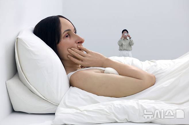 [서울=뉴시스] 박진희 기자 = 국립현대미술관과 까르띠에 현대미술재단은 10일 서울 종로구 국립현대미술관 서울에서 한국 최초로 호주 출신 작가 론 뮤익(Ron Mueck)의 개인전 기자간담회를 갖고 작품 '침대에서'를 선보이고 있다. 2025.04.10. pak7130@newsis.com